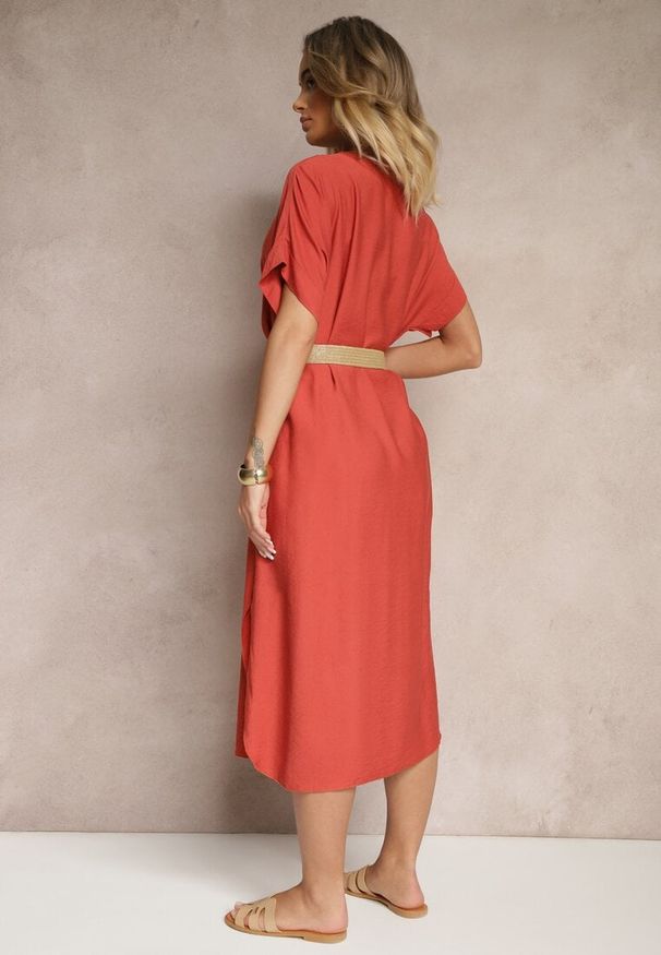 Renee - Czerwona Pudełkowa Sukienka z Wiskozy z Dekoltem V Paskiem i Rozcięciami po Bokach Soniloria. Okazja: na co dzień. Typ kołnierza: dekolt w kształcie V. Kolor: beżowy. Materiał: wiskoza. Typ sukienki: proste. Styl: casual