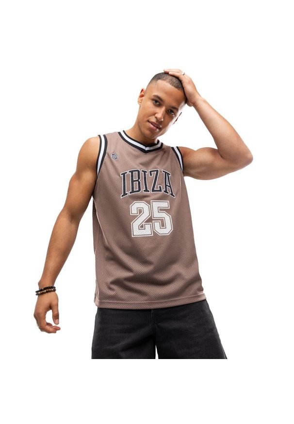 SIROKO - Męska koszulka koszykarska Lifestyle Siroko IBZ Pedrera Brown. Typ kołnierza: dekolt w kształcie V. Kolor: brązowy. Materiał: prążkowany, tkanina. Długość rękawa: bez rękawów. Sport: koszykówka