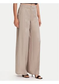 Guess Spodnie materiałowe W5YB02 WH5N2 Beżowy Regular Fit. Kolor: beżowy. Materiał: syntetyk