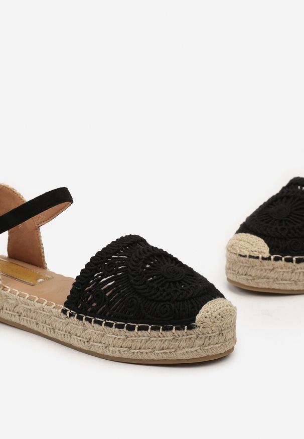 Born2be - Czarne Espadryle na Grubej Podeszwie z Plecionki i Ażurowym Wzorem na Cholewce Astaria. Kolor: czarny. Szerokość cholewki: normalna. Wzór: ażurowy. Styl: boho, wakacyjny