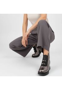 Srebrne Botki S.Barski Stylowe Damskie Buty Na Koturnie. Zapięcie: klamry. Kolor: srebrny. Szerokość cholewki: normalna. Wzór: aplikacja. Sezon: zima, jesień. Obcas: na koturnie. Styl: elegancki #4