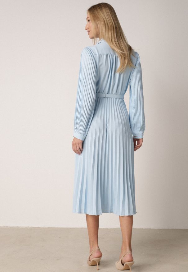 Born2be - Niebieska Sukienka Plisowana o Koszulowym Kroju z Paskiem z Klamrą Efronta. Okazja: na co dzień. Typ kołnierza: kołnierzyk klasyczny. Kolor: niebieski. Materiał: jeans. Długość rękawa: długi rękaw. Wzór: aplikacja. Typ sukienki: koszulowe. Styl: casual, elegancki, klasyczny