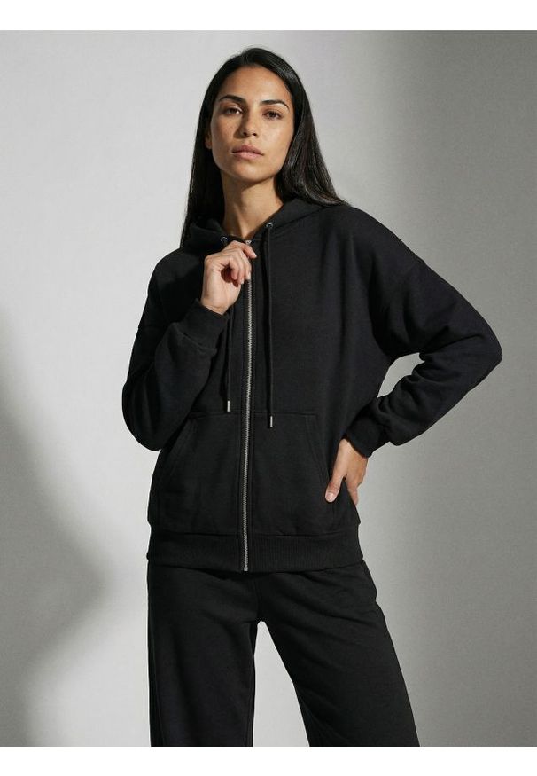 Sinsay - Rozpinana bluza z kapturem basic - czarny. Typ kołnierza: kaptur. Kolor: czarny