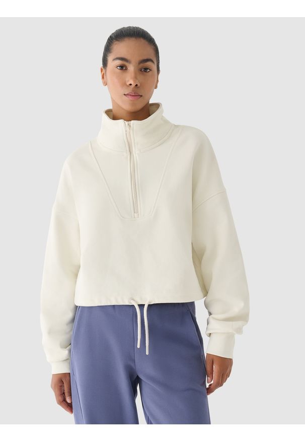 4f - 4F Bluza dresowa bez kaptura damska 4F x Anna Lewandowska - biała S. Okazja: na co dzień. Typ kołnierza: bez kaptura. Kolor: biały. Materiał: dresówka. Wzór: gładki, ze splotem. Styl: casual, sportowy