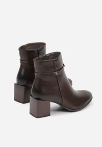 Born2be - Brązowe Eleganckie Botki na Niskim Słupku z Ozdobnym Paskiem z Aplikacją Avelerie. Okazja: na spotkanie biznesowe. Zapięcie: pasek. Kolor: brązowy. Wzór: aplikacja. Obcas: na słupku. Styl: elegancki #3