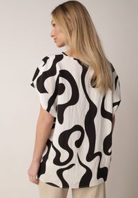 Born2be - Czarna Wiskozowa Bluzka Oversize z Krótkim Rękawem w Abstrakcyjny Wzór Ginedina. Okazja: na co dzień. Kolekcja: plus size. Kolor: czarny. Materiał: wiskoza. Długość rękawa: krótki rękaw. Długość: krótkie. Sezon: lato. Styl: casual, klasyczny #3
