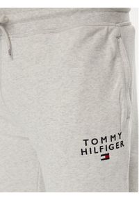 TOMMY HILFIGER - Tommy Hilfiger Spodnie dresowe UM0UM02880 Szary Regular Fit. Kolor: szary. Materiał: bawełna #4