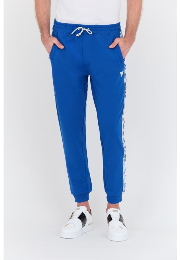 Guess - GUESS Niebieskie spodnie dresowe New Arlo Long Pant. Kolor: niebieski. Materiał: dresówka