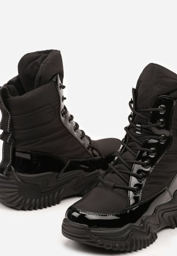 Born2be - Czarne Śniegowce na Grubej Tłoczonej Podeszwie ze Sznurowaniem Cedilia. Okazja: na co dzień. Kolor: czarny. Materiał: lakier, futro, jeans. Styl: casual, sportowy