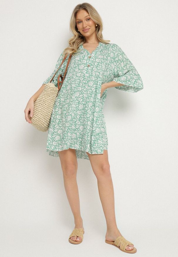 Born2be - Zielona Bawełniana Sukienka w Kwiaty o Rozkloszowanym Kroju Jenaleira. Okazja: na co dzień. Typ kołnierza: dekolt w serek. Kolor: zielony. Materiał: bawełna. Długość rękawa: krótki rękaw. Wzór: kwiaty. Styl: klasyczny, casual