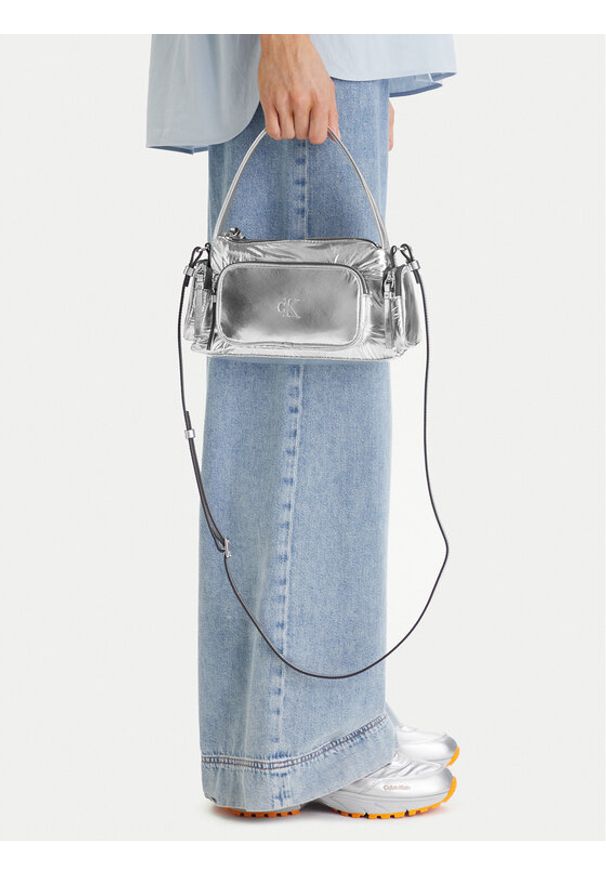Calvin Klein Torebka Pocket Silver Nylon Small Bag LV04F3443G Srebrny. Kolor: srebrny. Materiał: skórzane