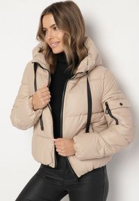 Born2be - Beżowa Pikowana Kurtka Puffer z Kapturem i Ozdobnymi Taśmami Relania. Okazja: na co dzień, na spacer. Typ kołnierza: kaptur. Kolor: złoty. Materiał: skóra, poliester, dzianina. Styl: casual #3