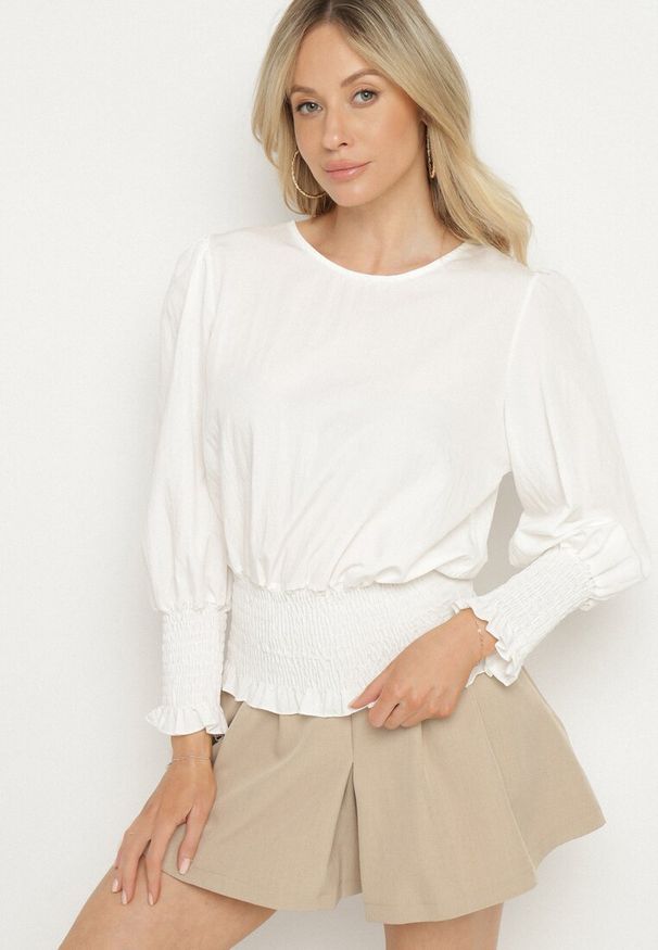 Born2be - Biała Bluzka z Wiskozą i Ściągaczami Velio. Okazja: na spotkanie biznesowe, na co dzień. Kolor: biały. Materiał: wiskoza. Styl: elegancki, biznesowy, casual