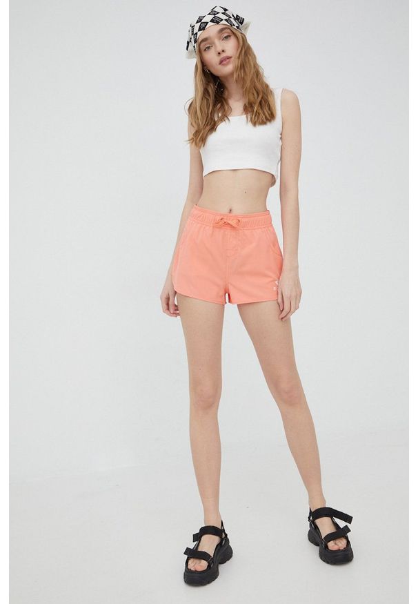 Roxy szorty damskie kolor pomarańczowy z nadrukiem high waist. Okazja: na co dzień. Stan: podwyższony. Kolor: pomarańczowy. Materiał: tkanina. Wzór: nadruk. Styl: casual