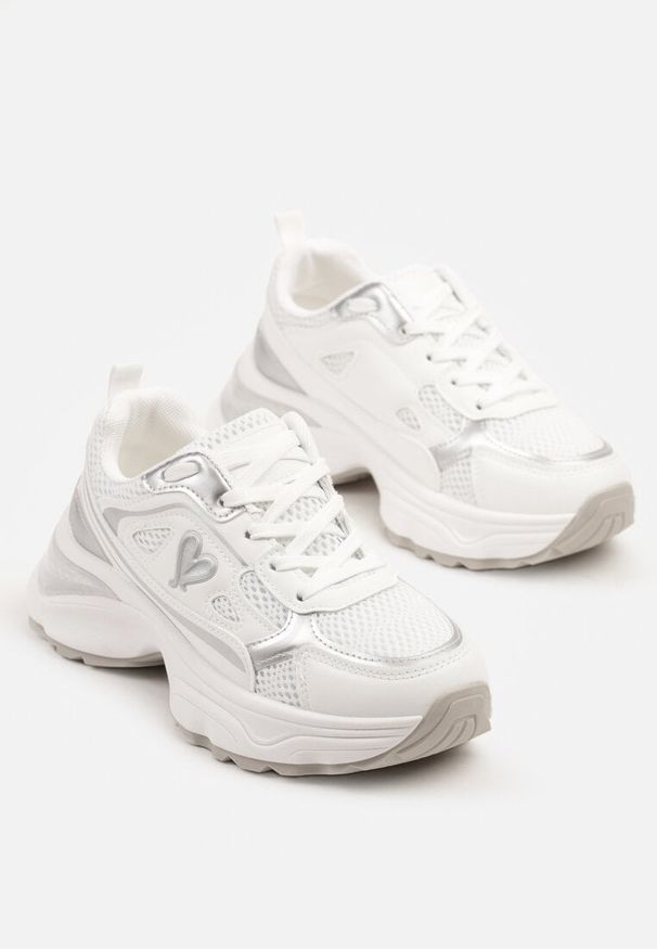 Born2be - Białe Sneakersy na Grubej Podeszwie Ozdobione Sercem Pilana. Okazja: na co dzień. Kolor: biały. Materiał: jeans. Wzór: aplikacja. Sezon: lato, wiosna