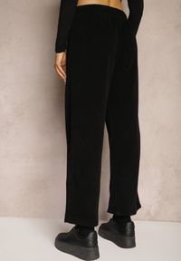 Renee - Czarne Spodnie Dresowe Prążkowane o Szerokim Kroju High Waist Iriallia. Okazja: na co dzień. Stan: podwyższony. Kolor: czarny. Materiał: dresówka, prążkowany. Styl: elegancki, casual