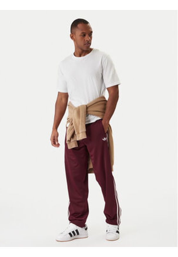 Adidas - adidas Spodnie dresowe KE1651 Bordowy Regular Fit. Kolor: czerwony. Materiał: syntetyk