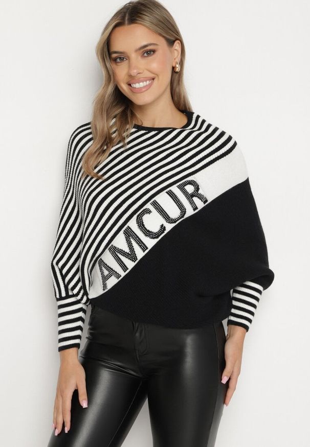 Born2be - Biało-Czarny Asymetryczny Sweter w Paski z Rękawami Typu Nietoperz Riasira. Okazja: na co dzień. Kolor: biały. Materiał: jeans. Wzór: paski. Styl: klasyczny, casual, elegancki