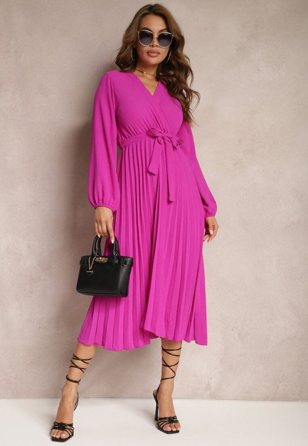 Renee - Fuksjowa Sukienka Phloroe. Typ kołnierza: dekolt w kształcie V. Kolor: różowy. Długość rękawa: długi rękaw. Typ sukienki: kopertowe. Długość: midi