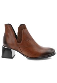 Brązowe Botki Armodo Modne Obuwie Damskie. Okazja: na co dzień. Kolor: brązowy. Materiał: jeans, lakier, materiał, skóra. Obcas: na obcasie. Styl: casual, elegancki. Wysokość obcasa: średni