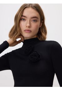 Reserved - Longsleeve z ozdobną aplikacją - czarny. Kolor: czarny. Materiał: wiskoza, dzianina. Długość rękawa: długi rękaw. Wzór: aplikacja #1