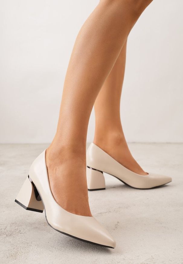 Renee - Beżowe Czółenka na Stożkowym Słupku o Nicud. Okazja: na co dzień, na spotkanie biznesowe. Kolor: beżowy. Materiał: skóra, jeans. Obcas: na słupku. Styl: casual, biznesowy. Wysokość obcasa: średni