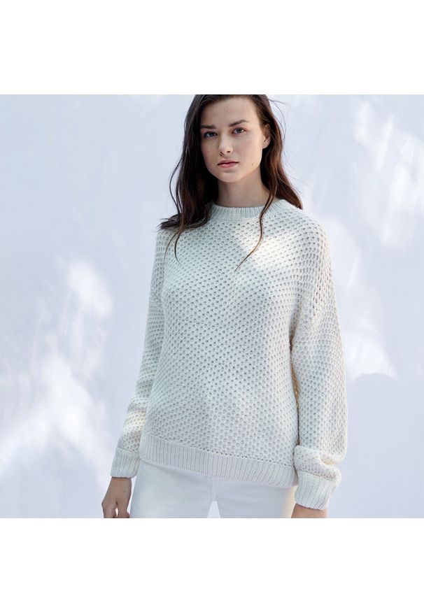 Sinsay - Sweter z zarysowanym splotem - Kremowy. Kolor: kremowy. Materiał: ze splotem