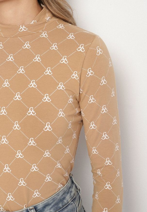 Born2be - Beżowa Bawełniana Bluzka z Półgolfem Typu Longsleeve z Geometrycznym Wzorem Tilianna. Okazja: na spotkanie biznesowe, na co dzień, na imprezę, do pracy. Kolor: beżowy. Materiał: bawełna. Długość rękawa: długi rękaw. Wzór: geometria. Styl: elegancki, casual, klasyczny, biznesowy