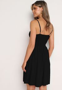Born2be - Czarna Bawełniana Sukienka na Cienkich Regulowanych Ramiączkach z Kopertowym Dekoltem Pennea. Okazja: na co dzień. Typ kołnierza: dekolt kopertowy. Kolor: czarny. Materiał: bawełna. Długość rękawa: na ramiączkach. Typ sukienki: kopertowe. Styl: casual, elegancki, sportowy #3