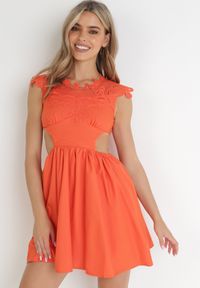 Born2be - Pomarańczowa Sukienka z Ozdobnym Dekoltem z Gumką i Wycięciem w Talii Alizisa. Okazja: na imprezę. Kolor: pomarańczowy. Styl: wakacyjny #1
