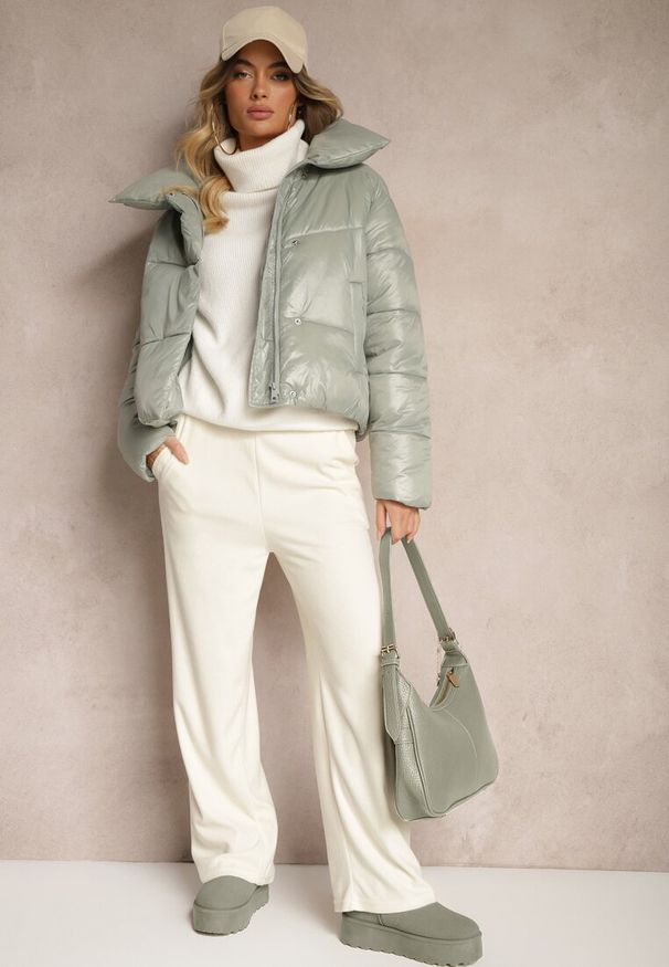 Renee - Jasnozielona Puchowa Kurtka z Pikowanymi Przeszyciami Wywiniętym Kołnierzem i Kieszeniami Melabine. Okazja: na co dzień. Kolor: zielony. Materiał: puch. Styl: casual, elegancki