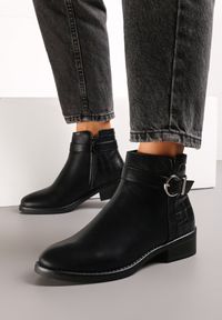 Renee - Czarne Botki na Płaskiej Podeszwie z Klamrą Zapinane na Suwak Vedina. Zapięcie: klamry. Kolor: czarny. Wzór: jednolity. Obcas: na płaskiej podeszwie. Wysokość obcasa: wysoki #1