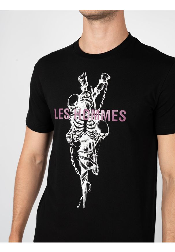 Les Hommes T-Shirt "Skeleton" | LBT1025700P | Mężczyzna | Czarny. Okazja: na co dzień. Kolor: czarny. Materiał: bawełna, elastan. Wzór: nadruk. Styl: casual