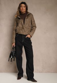 Renee - Brązowa Kurtka Przejściowa z Kapturem w Oryginalne Pikowane Przeszycia Arivitta. Okazja: na spacer. Typ kołnierza: kaptur. Kolor: brązowy. Materiał: jeans, poliester #4