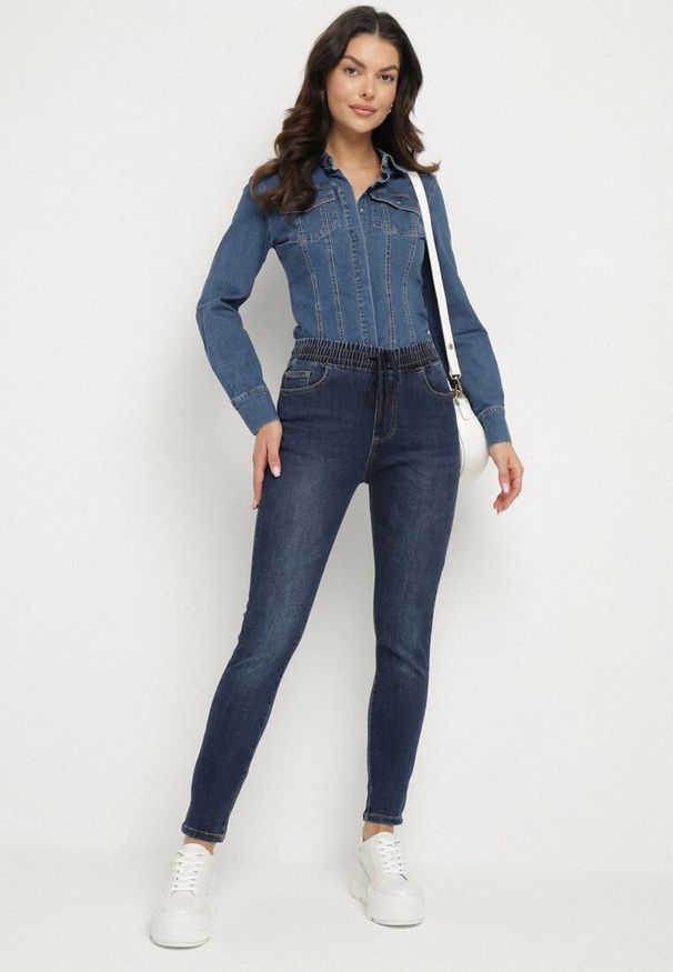 Born2be - Granatowe Jeansy Slim z Gumką w Talii i Sznurkiem z Bawełną Ilisora. Okazja: na co dzień. Stan: podwyższony. Kolor: niebieski. Styl: klasyczny, elegancki, casual