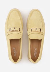 Renee - Żółte Mokasyny Ozdobione Metaliczną Klamrą Murielori. Nosek buta: okrągły. Zapięcie: klamry. Kolor: żółty. Materiał: skóra, zamsz. Wzór: aplikacja. Obcas: na obcasie. Wysokość obcasa: niski #6