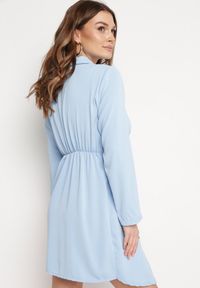 Born2be - Niebieska Sukienka Tryphala. Typ kołnierza: dekolt w kształcie V. Kolor: niebieski. Materiał: tkanina. Długość rękawa: długi rękaw. Wzór: aplikacja, gładki, jednolity. Typ sukienki: kopertowe. Styl: klasyczny. Długość: mini #6