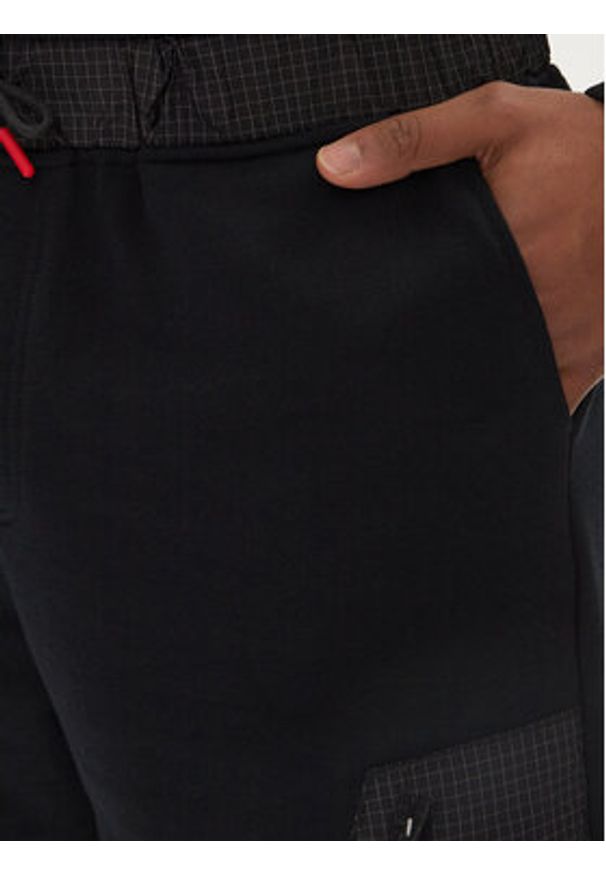 Guess Szorty sportowe Z4GD00 KC532 Czarny Regular Fit. Kolor: czarny. Materiał: bawełna, syntetyk. Styl: sportowy
