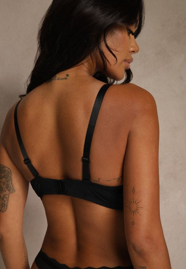 Renee - Czarny Koronkowy Biustonosz Ozdobiony Cyrkoniowym Sercem Bothilei. Kolor: czarny. Materiał: koronka. Wzór: aplikacja