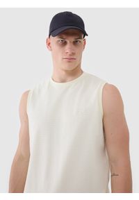 4f - Tank top regular gładki męski - beżowy. Kolor: beżowy. Materiał: bawełna, dzianina. Długość rękawa: bez rękawów. Wzór: gładki