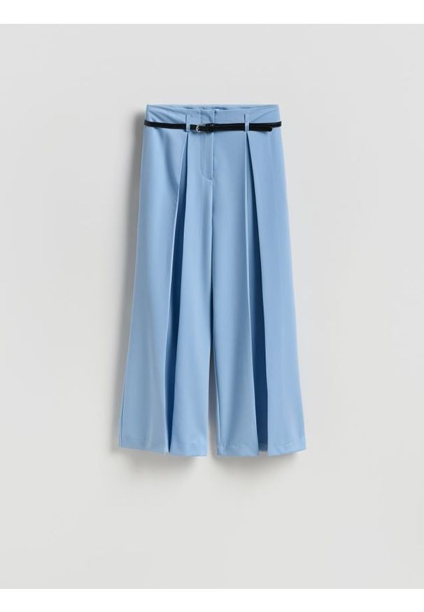 Reserved - Spodnie z zakładkami - jasnoniebieski. Kolor: niebieski. Materiał: tkanina, wiskoza