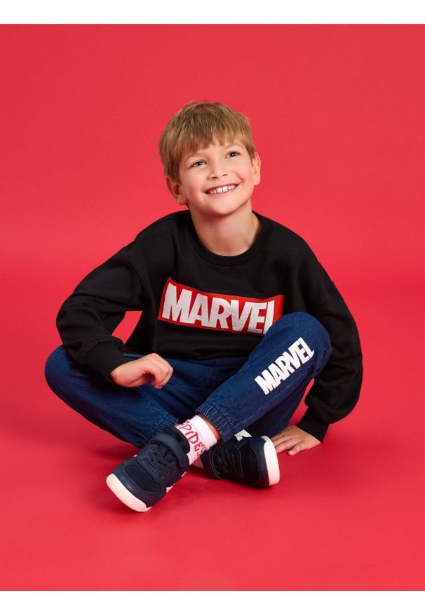 Sinsay - Spodnie Marvel - granatowy. Kolor: niebieski. Wzór: motyw z bajki