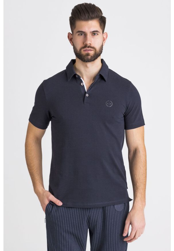 POLO Armani Exchange. Typ kołnierza: polo. Wzór: jednolity, nadruk. Styl: sportowy