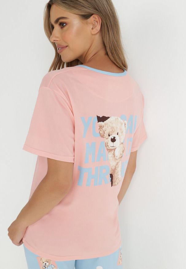 Born2be - Różowy Komplet Piżamowy 2-Częściowy Hyramia. Kolekcja: plus size. Kolor: różowy. Materiał: tkanina, bawełna, futro. Długość: krótkie. Wzór: aplikacja, nadruk