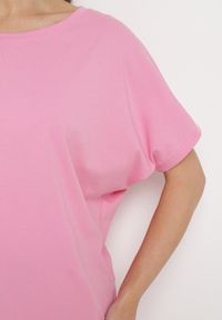 Born2be - Jasnoróżowy T-shirt Oversize z Okrągłym Dekoltem Forsitia. Kolor: różowy. Materiał: tkanina. Sezon: lato