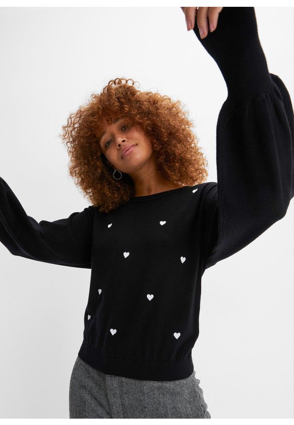 bonprix - Sweter z haftem w serduszka z mieszanki wiskozy. Kolor: czarny. Materiał: wiskoza. Wzór: haft