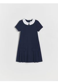 Reserved - Sukienka z plisowanym dołem - granatowy. Kolor: niebieski. Materiał: wiskoza, tkanina