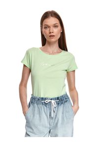 TOP SECRET - Dopasowany t-shirt z nadrukiem. Kolor: zielony. Materiał: tkanina, bawełna. Długość rękawa: krótki rękaw. Długość: krótkie. Wzór: nadruk. Sezon: wiosna #1
