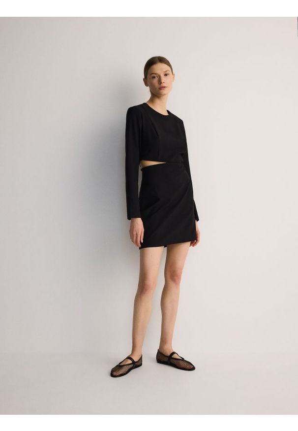 Reserved - Sukienka mini z wycięciem - czarny. Kolor: czarny. Materiał: tkanina. Wzór: gładki. Długość: mini