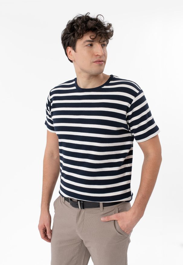 Volcano - T-shirt w paski TM-HARALD. Okazja: na co dzień. Materiał: prążkowany, włókno, bawełna, materiał. Długość rękawa: krótki rękaw. Długość: krótkie. Wzór: paski. Styl: casual, klasyczny